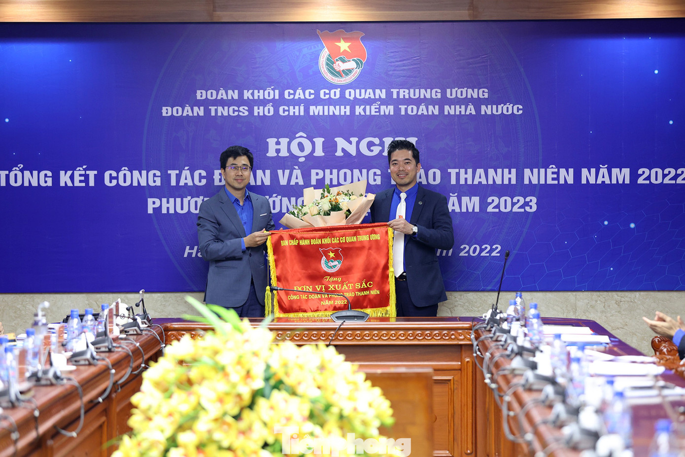 Anh Bùi Hoàng Tùng trao Cờ thi đua cho Đoàn Thanh niên Kiểm toán Nhà nước Đoàn Khối các cơ quan T.Ư trao bằng khen cho những tập thể, cá nhân có thành tích xuất sắc năm 2022 Anh Bùi Hoàng Tùng trao Cờ thi đua cho Đoàn Thanh niên Kiểm toán Nhà nước Đoàn Khối các cơ quan T.Ư trao bằng khen cho những tập thể, cá nhân có thành tích xuất sắc năm 2022