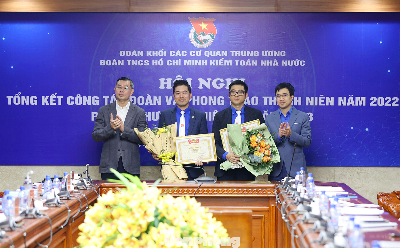 Ông Ngô Văn Tuấn và anh Bùi Hoàng Tùng trao bằng khen cho Ban Chấp hành Đoàn Kiểm toán Nhà nước vì có thành tích xuất sắc năm 2022 Ông Ngô Văn Tuấn và anh Bùi Hoàng Tùng trao bằng khen cho Ban Chấp hành Đoàn Kiểm toán Nhà nước vì có thành tích xuất sắc năm 2022