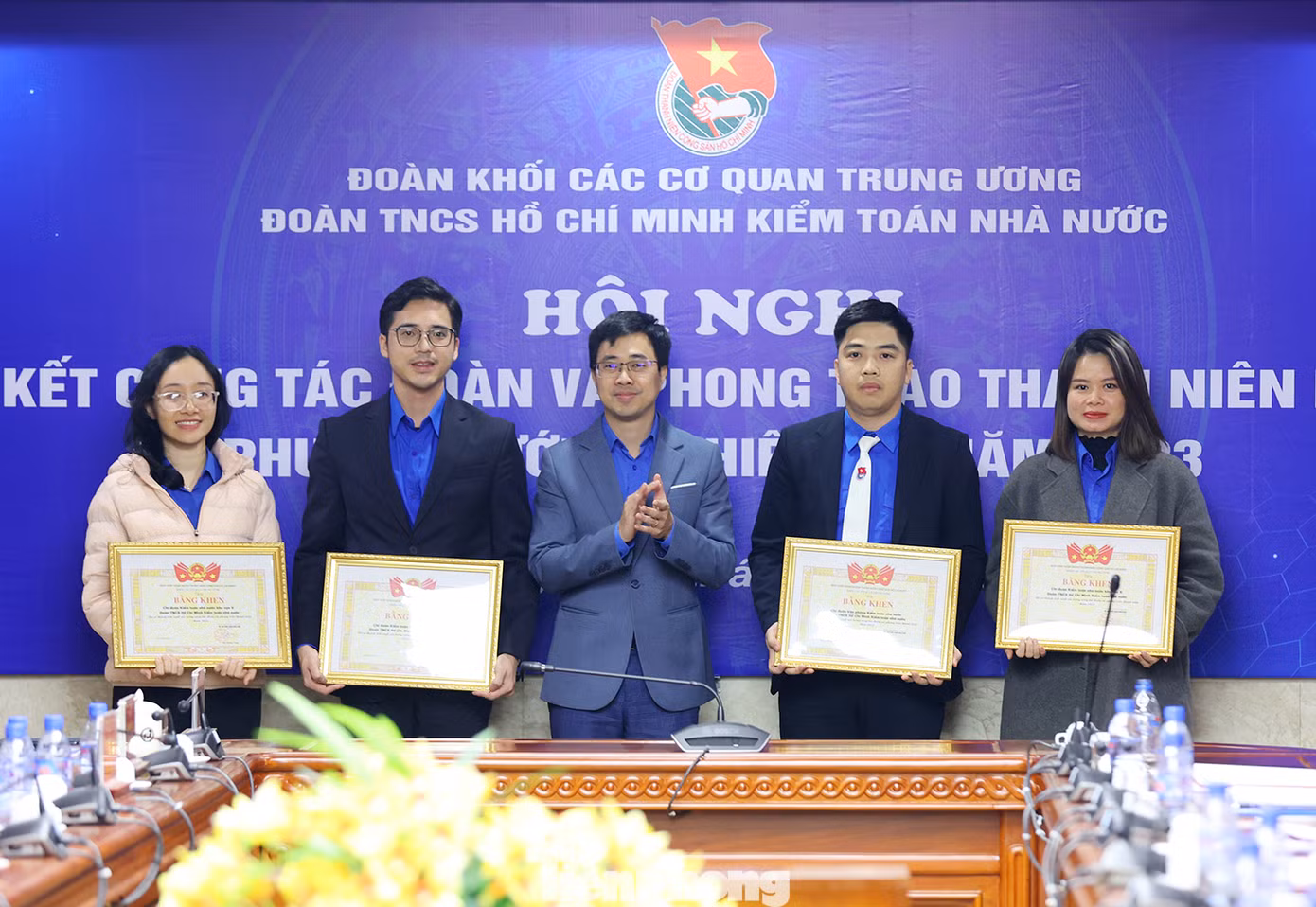 Đoàn Khối các cơ quan T.Ư trao bằng khen cho những tập thể, cá nhân có thành tích xuất sắc năm 2022 Đoàn Khối các cơ quan T.Ư trao bằng khen cho những tập thể, cá nhân có thành tích xuất sắc năm 2022