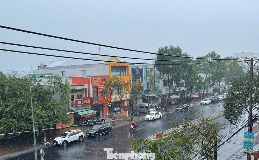 Trận mưa lớn giữa mùa khô ít khi xảy ra, cho thấy biến đổi khí hậu đang có những tác động khó lường tới thời tiết.