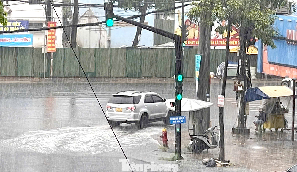 Mưa lớn khiến một số vị trí đường trũng thấp ứ đọng nước.