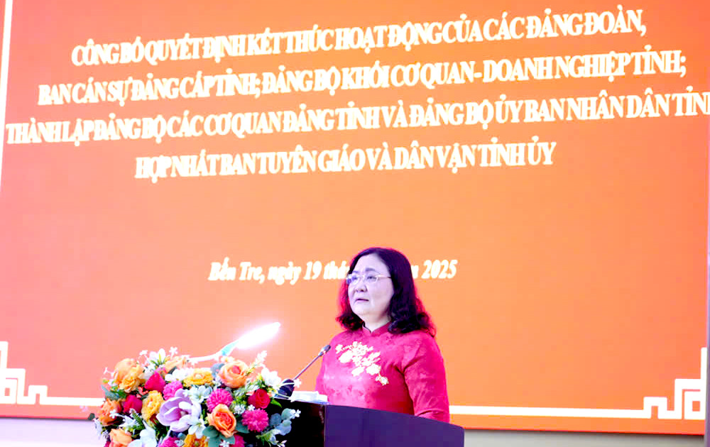 Bà Hồ Thị Hoàng Yến - quyền Bí thư Tỉnh ủy, Chủ tịch HĐND tỉnh Bến Tre phát biểu tại hội nghị. Bà Hồ Thị Hoàng Yến - quyền Bí thư Tỉnh ủy, Chủ tịch HĐND tỉnh Bến Tre phát biểu tại hội nghị.