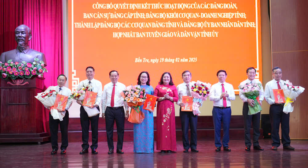 Bến Tre hoàn thành sắp xếp, tinh gọn tổ chức đảng. Bến Tre hoàn thành sắp xếp, tinh gọn tổ chức đảng.