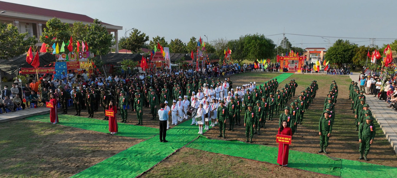 Thanh niên Kiên Giang trước giờ về đơn vị.