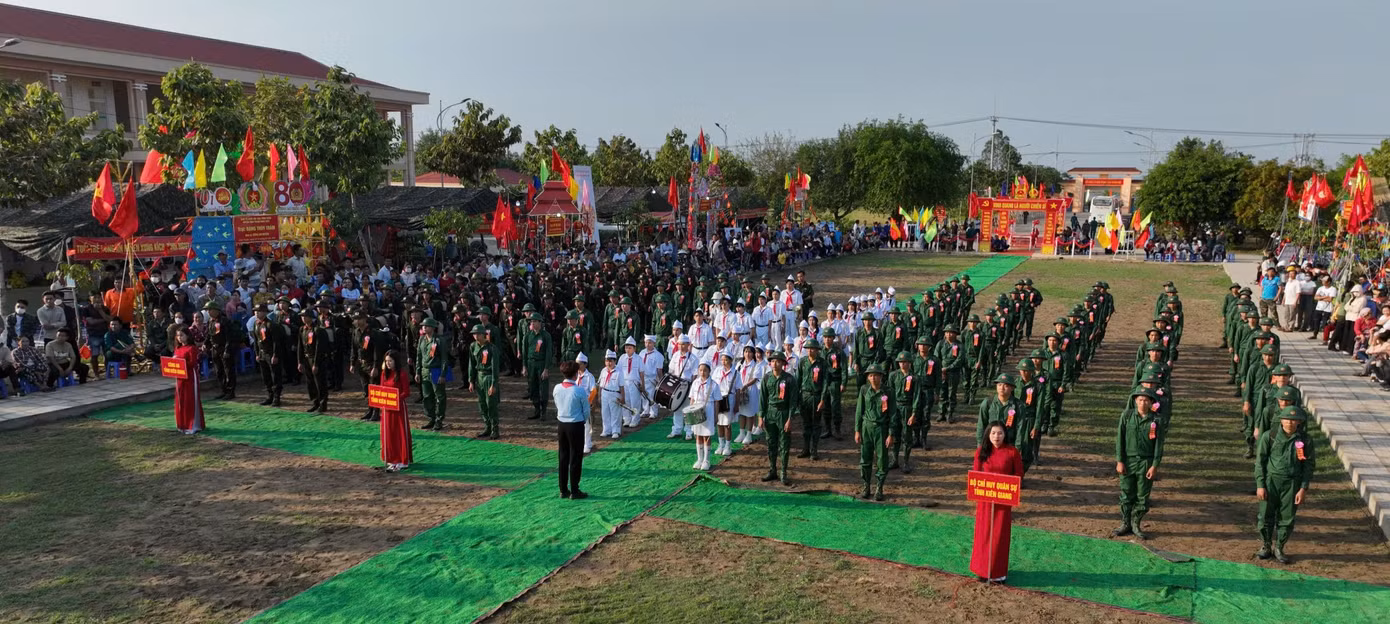Thanh niên Kiên Giang trước giờ về đơn vị.