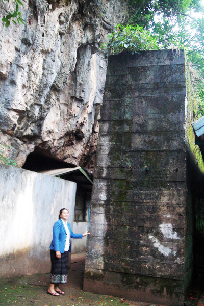 Tường chắn tên lửa trước hang Đại tướng Khamtay Siphandone