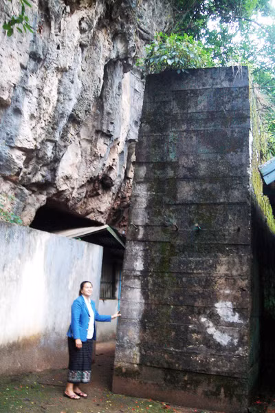 Tường chắn tên lửa trước hang Đại tướng Khamtay Siphandone