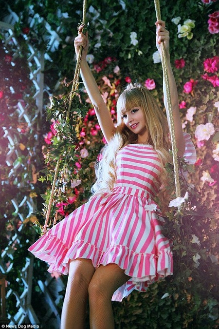 Kinh hoàng người mẫu được nuôi như “búp bê sống” ảnh 3