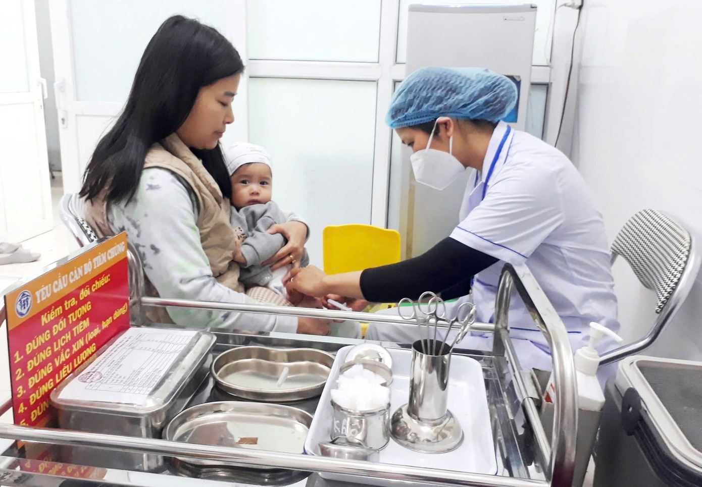 Cần thiết tiêm vắc xin phòng sởi cho cả trẻ em và người lớn Cần thiết tiêm vắc xin phòng sởi cho cả trẻ em và người lớn