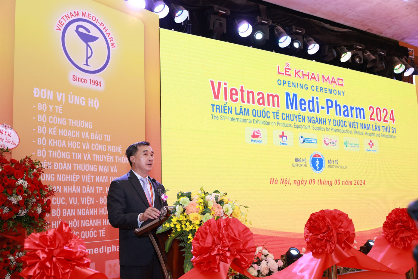 Thứ trưởng Bộ Y tế Trần Văn Thuấn phát biểu khai mạc Triển lãm.