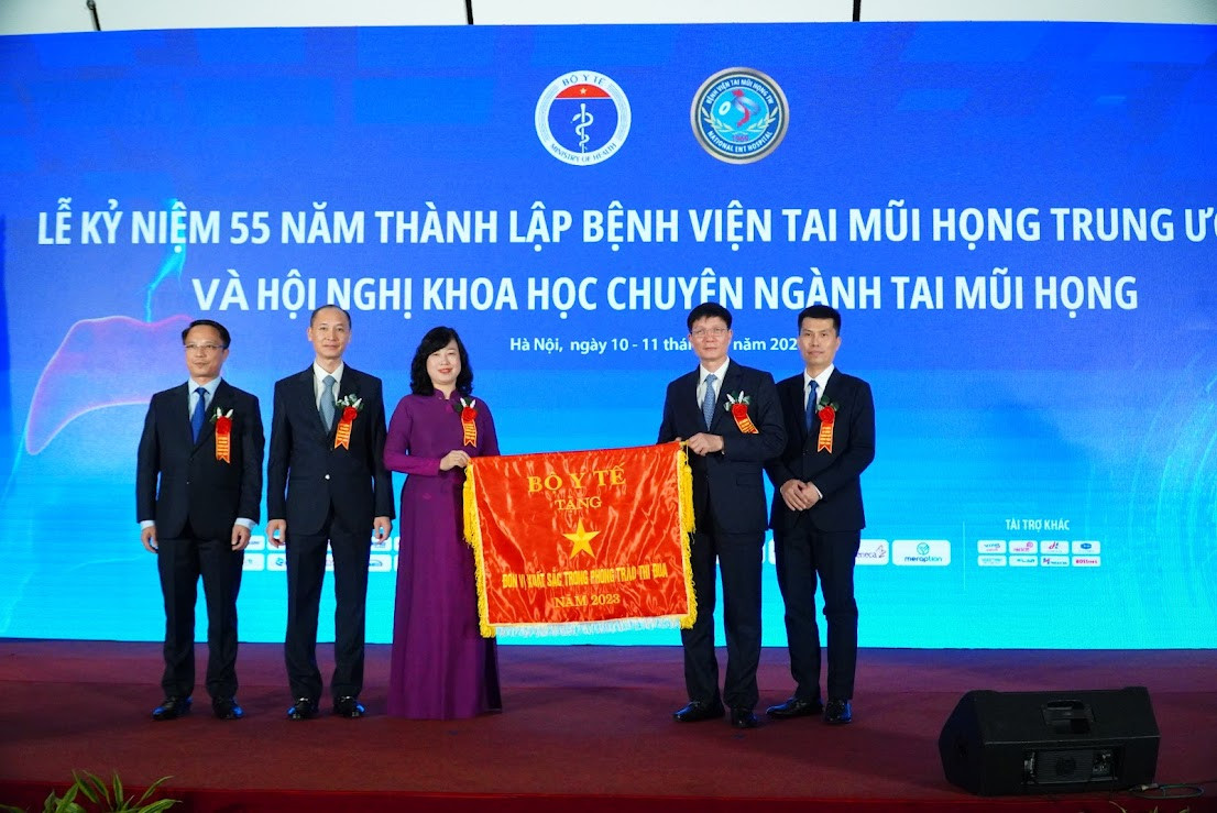 PGS.TS Phạm Tuấn Cảnh, Giám đốc BV Tai Mũi Họng Trung ương nhận cờ cho đơn vị xuất sắc trong phong trào thi đua từ Bộ trưởng Bộ Y tế. PGS.TS Phạm Tuấn Cảnh, Giám đốc BV Tai Mũi Họng Trung ương nhận cờ cho đơn vị xuất sắc trong phong trào thi đua từ Bộ trưởng Bộ Y tế.