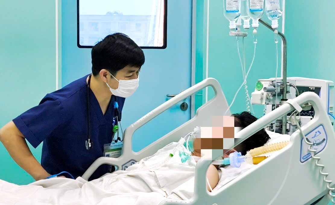 Bác sĩ Đồng Phú Khiêm kiểm tra sức khoẻ bệnh nhân Bác sĩ Đồng Phú Khiêm kiểm tra sức khoẻ bệnh nhân