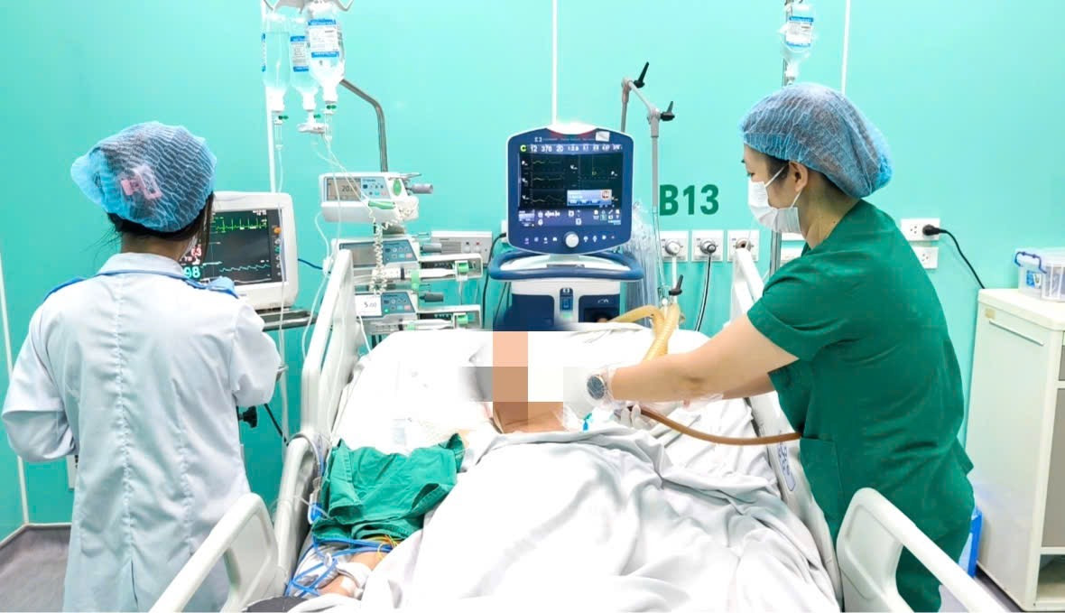 Điều dưỡng chăm sóc nam bệnh nhân 22 tuổi. Điều dưỡng chăm sóc nam bệnh nhân 22 tuổi.