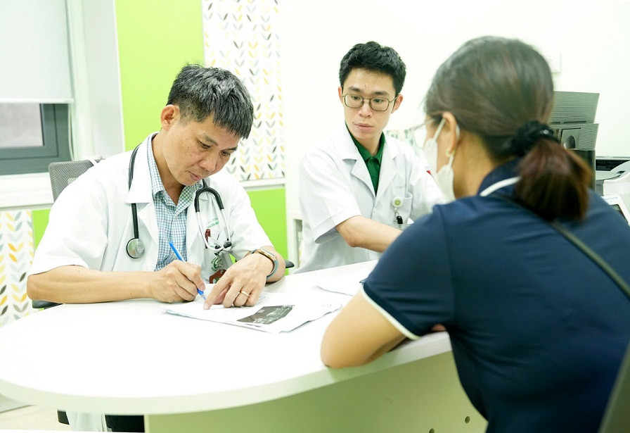 TS.BS Nguyễn Quang Bảy thăm khám cho bệnh nhân tại Khoa khám bệnh theo yêu cầu TS.BS Nguyễn Quang Bảy thăm khám cho bệnh nhân tại Khoa khám bệnh theo yêu cầu