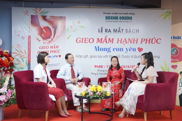 Các chuyên gia sản khoa giao lưu tại lễ ra mắt sách, ngày 15/4