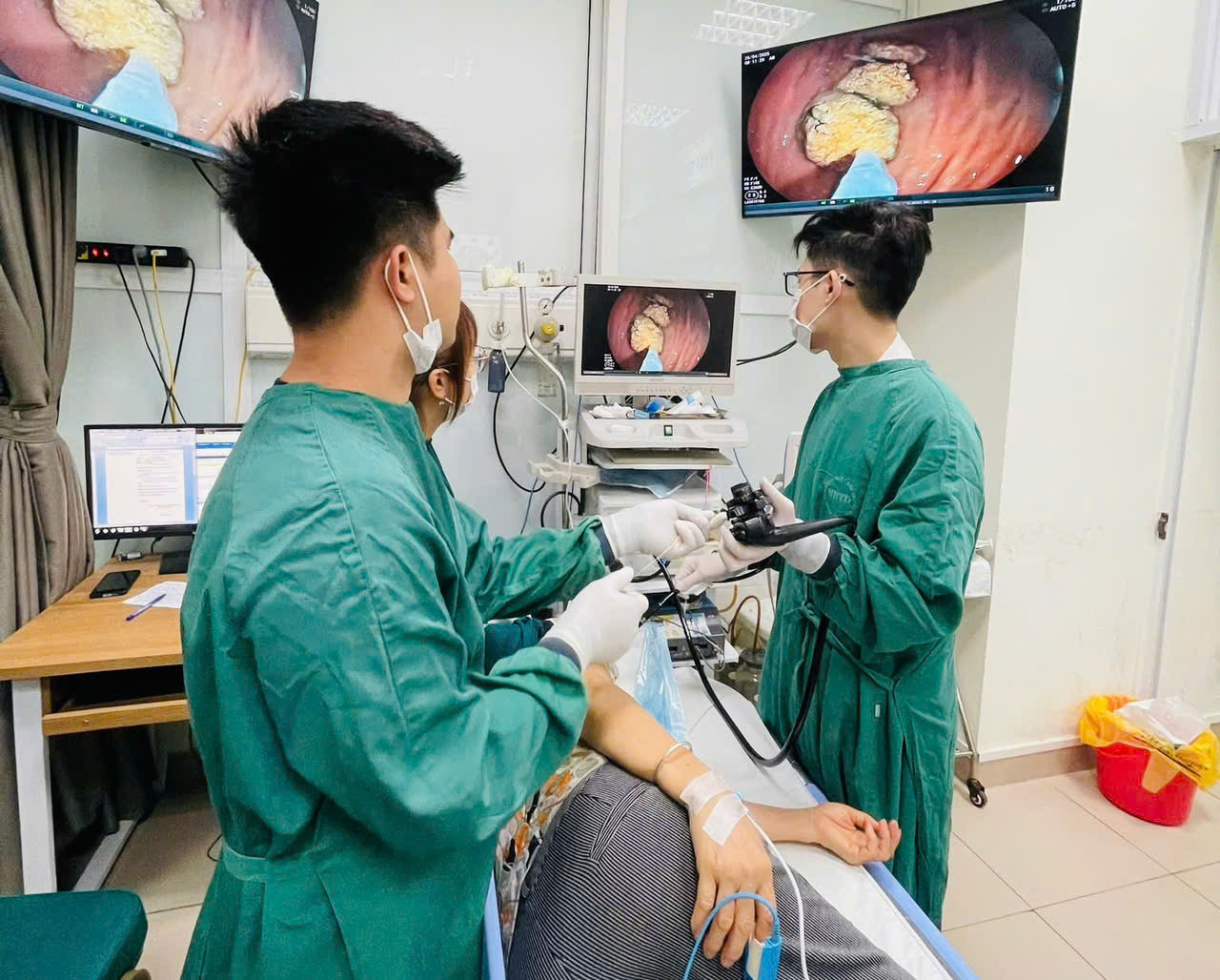 Các bác sỹ đang tiến hành nội soi lấy bã thức ăn cho bệnh nhân. Ảnh: Bệnh viện Bệnh Nhiệt đới TƯ Các bác sỹ đang tiến hành nội soi lấy bã thức ăn cho bệnh nhân. Ảnh: Bệnh viện Bệnh Nhiệt đới TƯ
