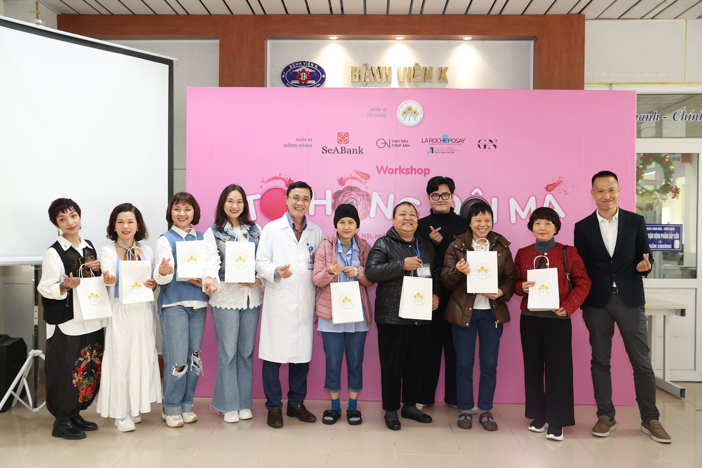 Ths Nguyễn Bá Tĩnh - PGĐ Quỹ Ngày mai tươi sáng và đại diện đơn vị phối hợp tặng quà nữ bệnh nhân tham dự hội thảo Ths Nguyễn Bá Tĩnh - PGĐ Quỹ Ngày mai tươi sáng và đại diện đơn vị phối hợp tặng quà nữ bệnh nhân tham dự hội thảo