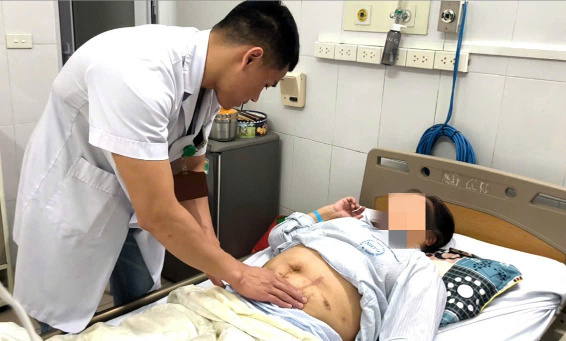 Bác sĩ khám lại cho nữ bệnh nhân Bác sĩ khám lại cho nữ bệnh nhân