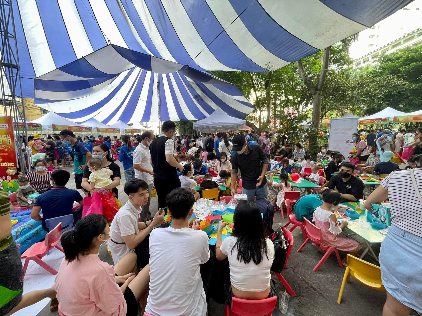 Bệnh tật của các em phần nào được xoa dịu khi tham gia các trò chơi trong ngày hội. Ảnh: Hà Minh