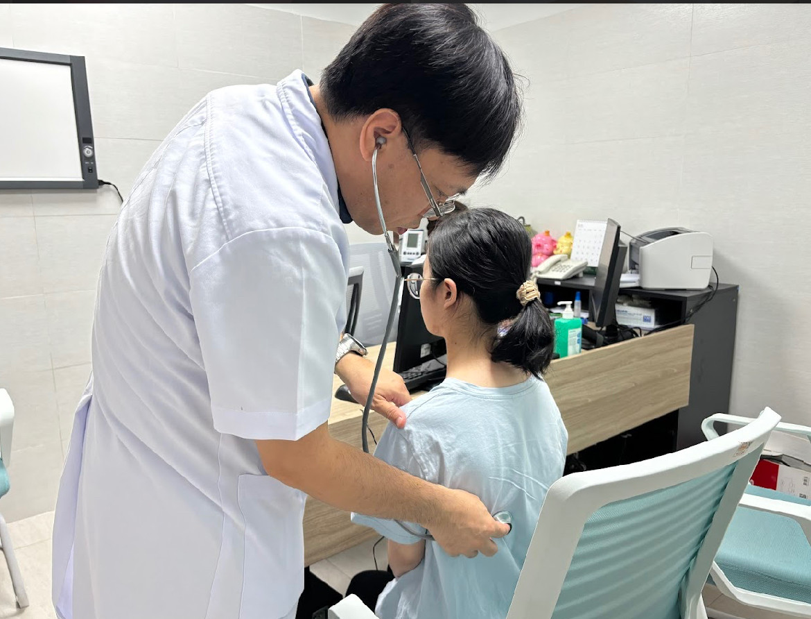 Bác sĩ Lư khám lại cho bệnh nhân.