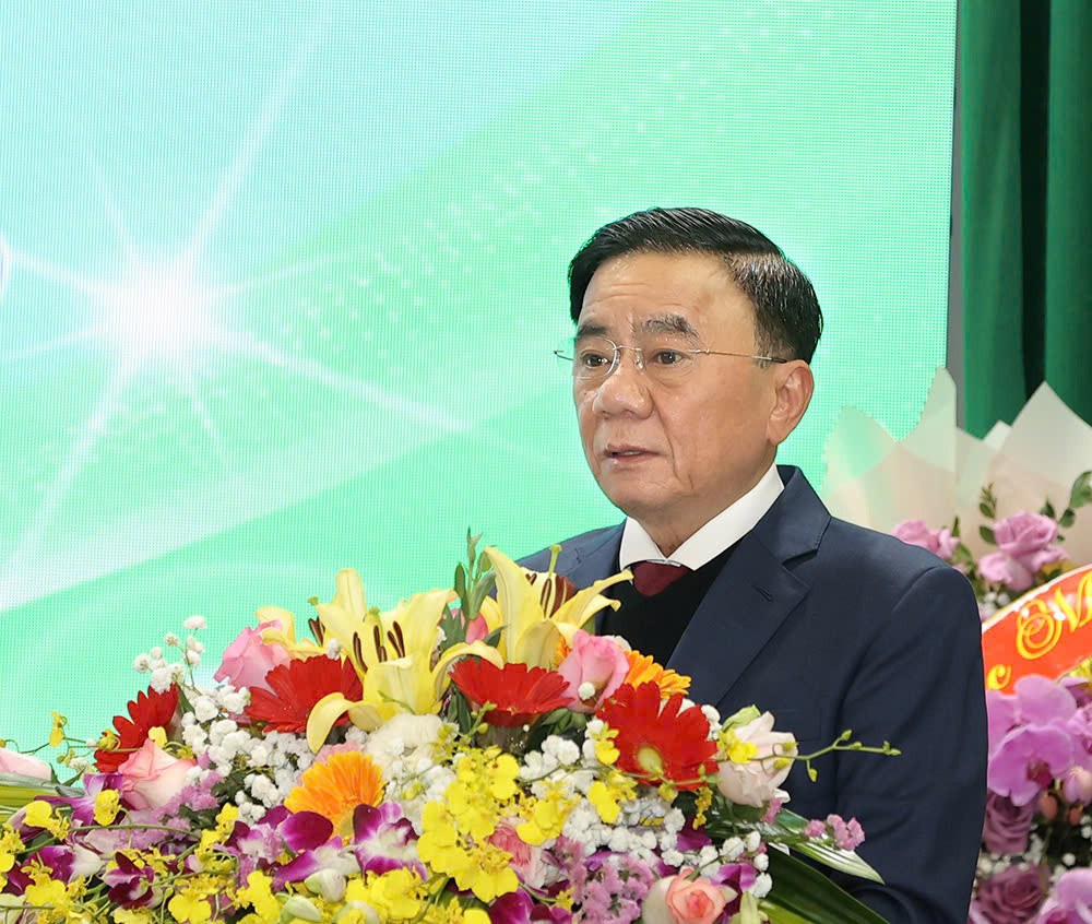 Đồng chí Trần Cẩm Tú - Ủy viên Bộ Chính trị, Thường trực Ban Bí thư phát biểu tại buổi lễ. Đồng chí Trần Cẩm Tú - Ủy viên Bộ Chính trị, Thường trực Ban Bí thư phát biểu tại buổi lễ.