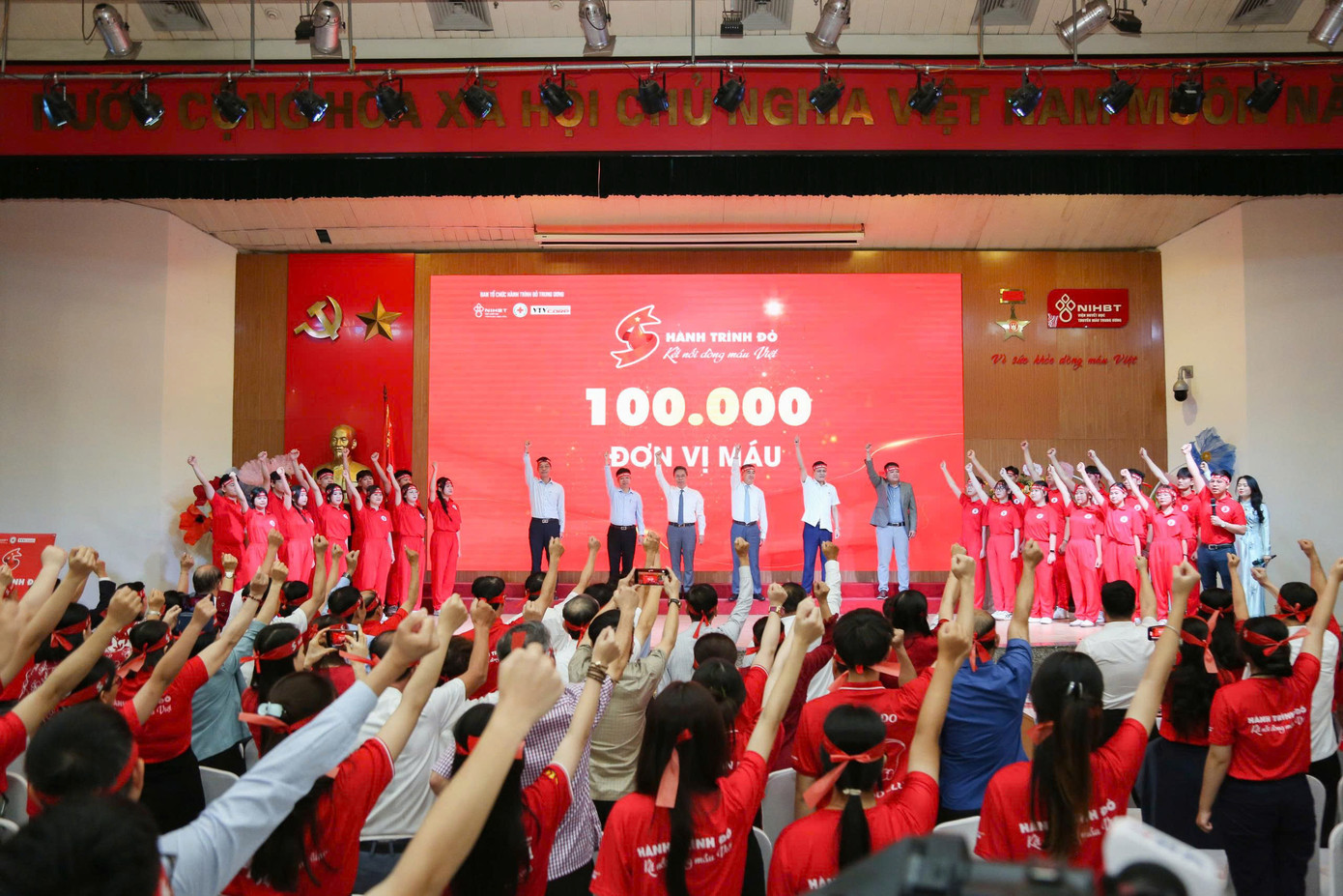 Hành trình Đỏ năm 2025 phấn đấu tiếp nhận 100.000 đơn vị máu. Hành trình Đỏ năm 2025 phấn đấu tiếp nhận 100.000 đơn vị máu.