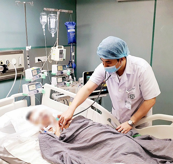 Bệnh nhân sởi biến chứng phải thở máy, lọc máu Bệnh nhân sởi biến chứng phải thở máy, lọc máu