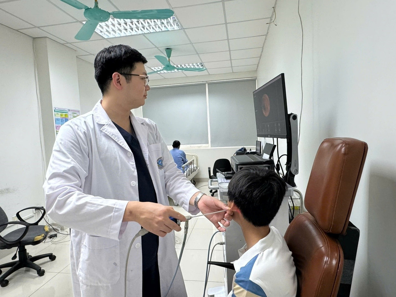 Bác sĩ soi dị vật trong tai bệnh nhi. Bác sĩ soi dị vật trong tai bệnh nhi.