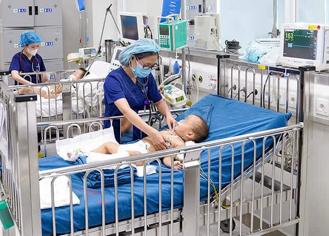 Các bác sĩ khoa Điều trị tích cực Nội khoa chăm sóc hai bệnh nhi bị rắn độc cắn