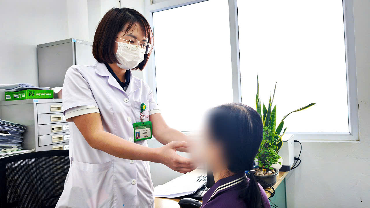 Bác sĩ khám lại cho bệnh nhân