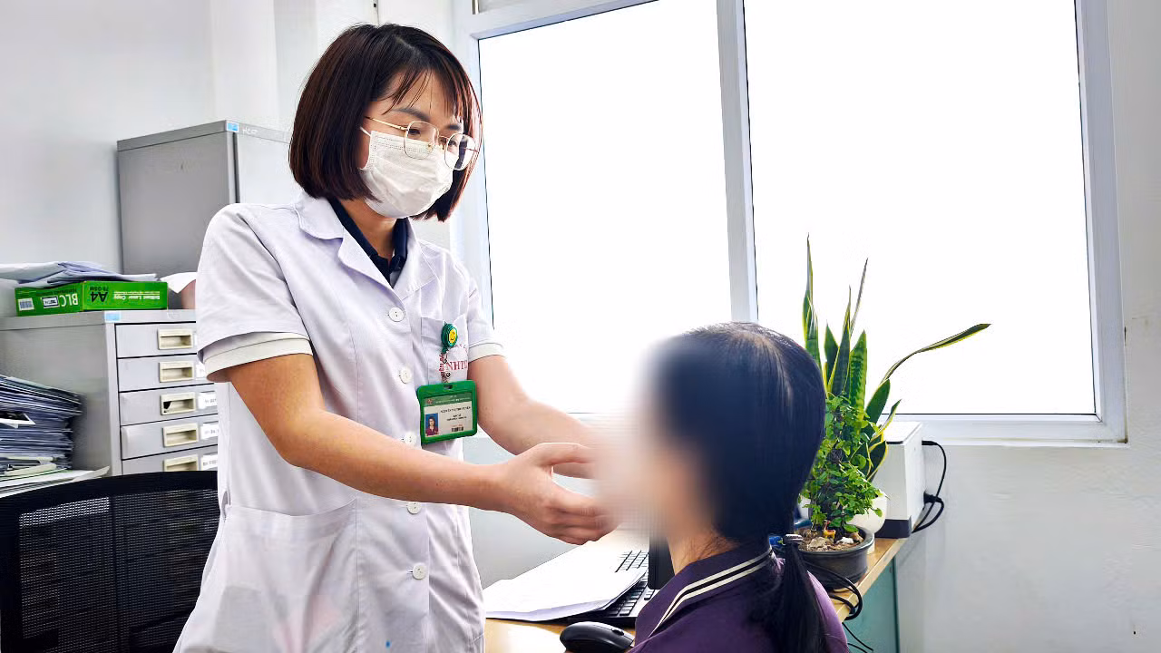 Bác sĩ khám lại cho bệnh nhân Bác sĩ khám lại cho bệnh nhân