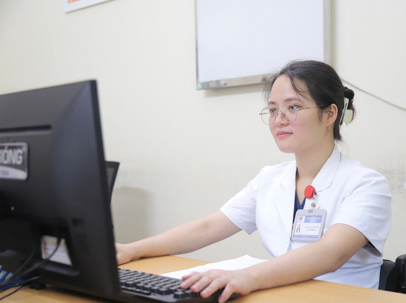 Bác sĩ Hoàng Minh Lý trở lại với công việc tại Bệnh viện K sau 5 tháng điều trị bệnh