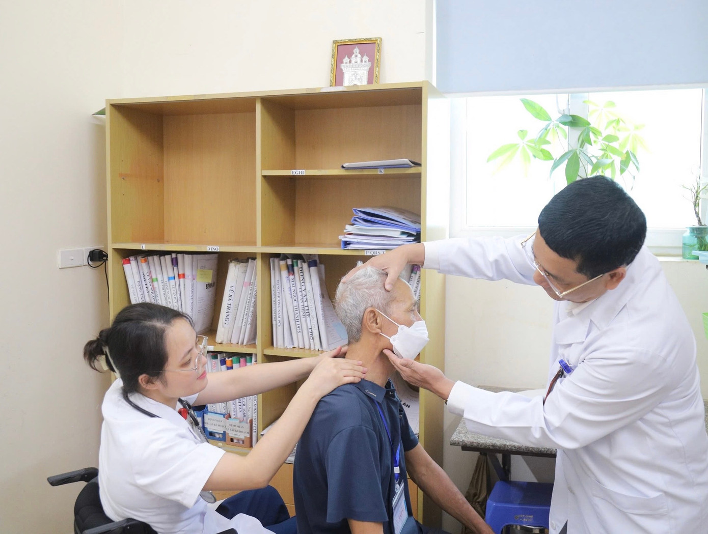 Bác sĩ Hoàng Minh Lý khám cho bệnh nhân