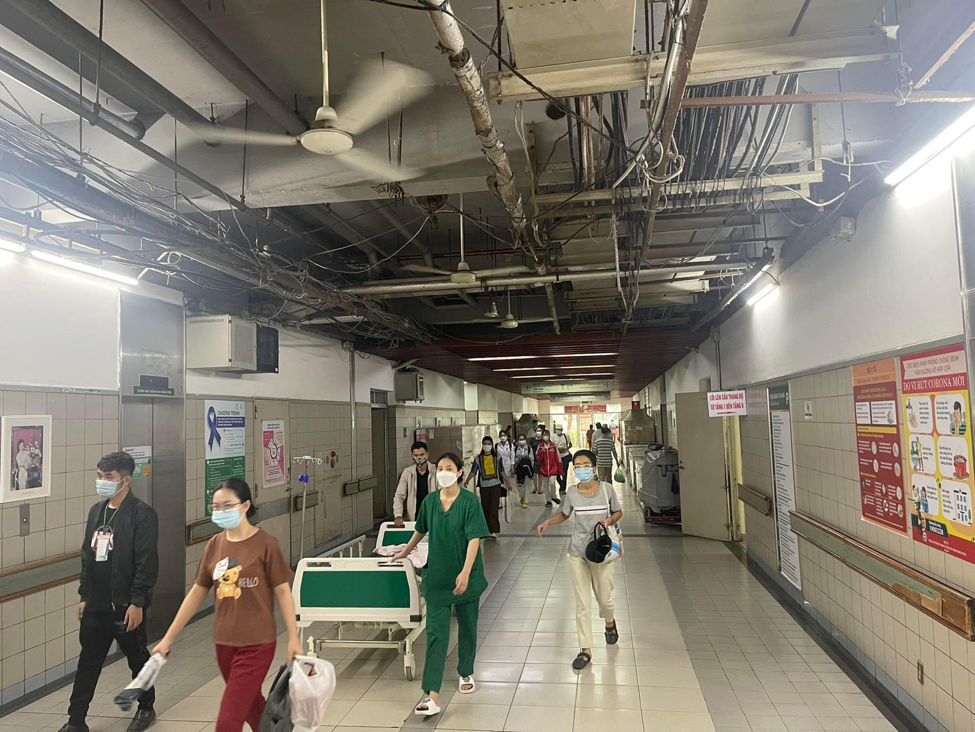 Tòa nhà Việt Nhật xuống cấp sau 20 năm sử dụng nhưng chưa có kinh phí sửa chữa. Ảnh: Thái Hà