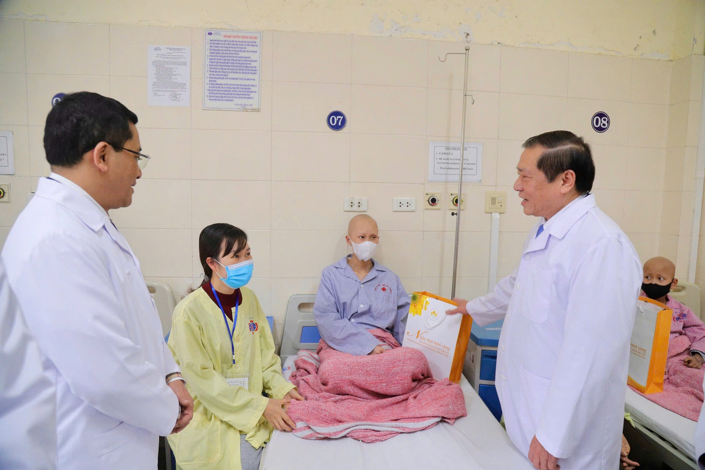 Ủy viên Trung ương Đảng, Phó Trưởng ban Thường trực Ban Tuyên giáo và Dân vận Trung ương Lại Xuân Môn thăm, động viên bệnh nhân. Ủy viên Trung ương Đảng, Phó Trưởng ban Thường trực Ban Tuyên giáo và Dân vận Trung ương Lại Xuân Môn thăm, động viên bệnh nhân.