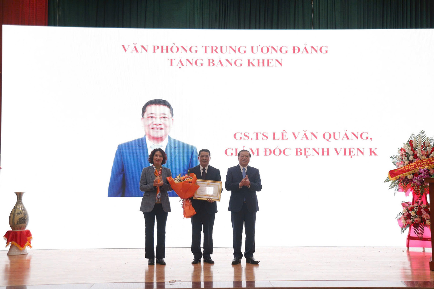 GS.TS Lê Văn Quảng, Giám đốc bệnh viện vinh dự nhận Bằng khen của Văn phòng Trung ương Đảng. GS.TS Lê Văn Quảng, Giám đốc bệnh viện vinh dự nhận Bằng khen của Văn phòng Trung ương Đảng.