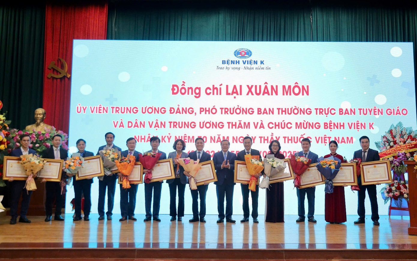 Thừa ủy quyền của Chủ tịch nước, Phó Trưởng ban Thường trực Ban Tuyên giáo và Dân vận Trung ương Lại Xuân Môn và Thứ trưởng Bộ Y tế Nguyễn Thị Liên Hương trao danh hiệu Thầy thuốc ưu tú cho các y bác sĩ Bệnh viện K. Thừa ủy quyền của Chủ tịch nước, Phó Trưởng ban Thường trực Ban Tuyên giáo và Dân vận Trung ương Lại Xuân Môn và Thứ trưởng Bộ Y tế Nguyễn Thị Liên Hương trao danh hiệu Thầy thuốc ưu tú cho các y bác sĩ Bệnh viện K.