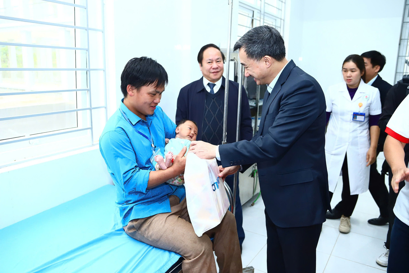 Thứ trưởng Bộ Y tế Trần Văn Thuấn tặng quà cho hộ dân có hoàn cảnh khó khăn.