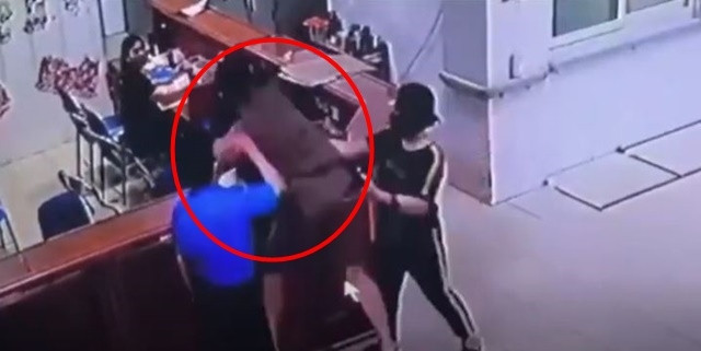 Hình ảnh người đàn ông hành hung nhân viên y tế (ảnh cắt từ clip).