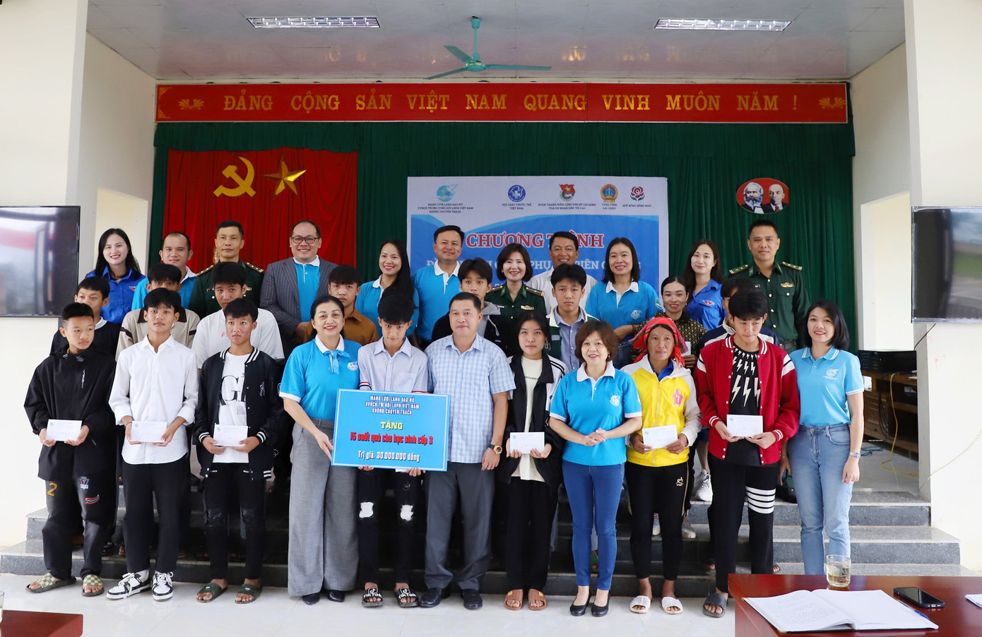 Trao tặng 15 suất học bổng cho học sinh cấp 3 có hoàn cảnh khó khăn