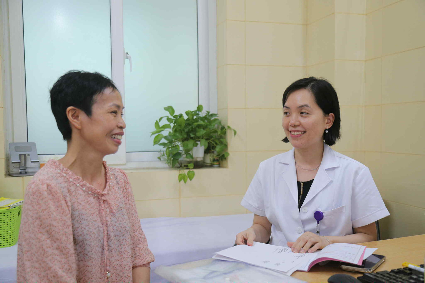 Bệnh nhân tại Bệnh viện K vui mừng vì từ nay sẽ giảm phiền phức khi tái khám.