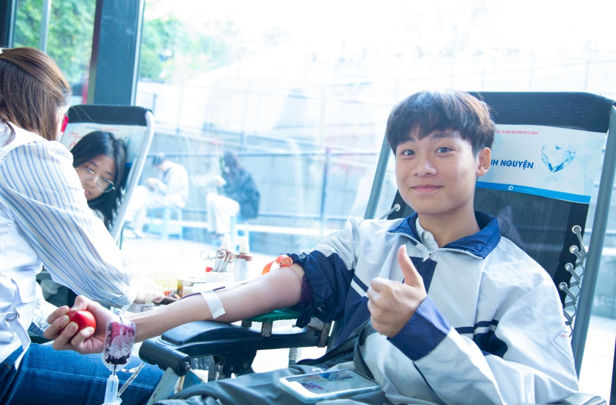 Bạn trẻ tình nguyện hiến máu Bạn trẻ tình nguyện hiến máu