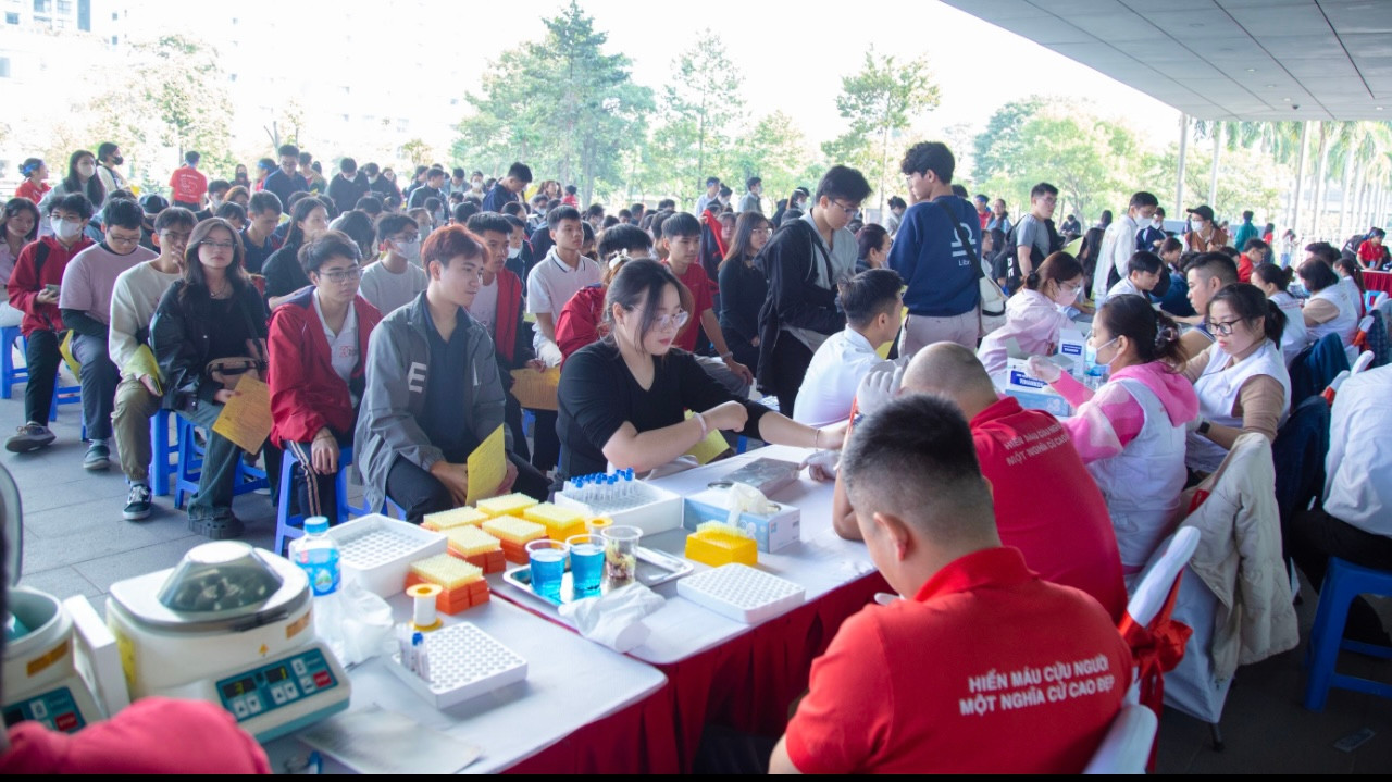 Hàng trăm bạn trẻ tình nguyện xếp hàng chờ hiến máu tại ngày hội. Hàng trăm bạn trẻ tình nguyện xếp hàng chờ hiến máu tại ngày hội.