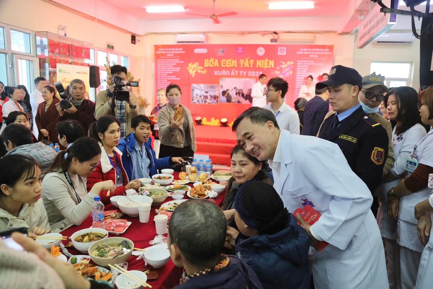 GS.TS Trần Văn Thuấn, Thứ trưởng Bộ Y tế chúc tết và mừng tuổi các bệnh nhân tại Bữa cơm tất niên.