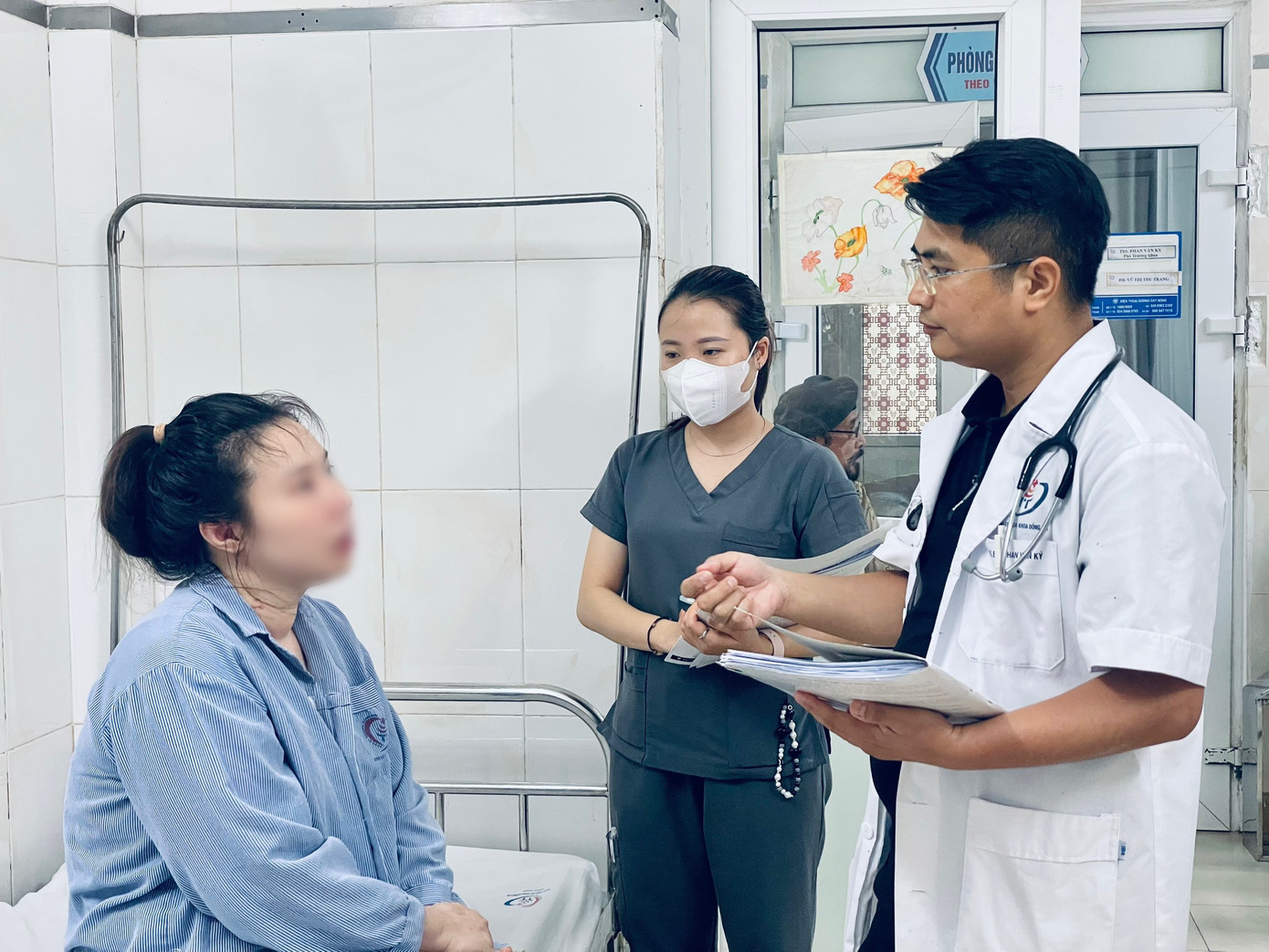 Bác sĩ kiểm tra lại sức khỏe bệnh nhân trước khi xuất viện. Bác sĩ kiểm tra lại sức khỏe bệnh nhân trước khi xuất viện.