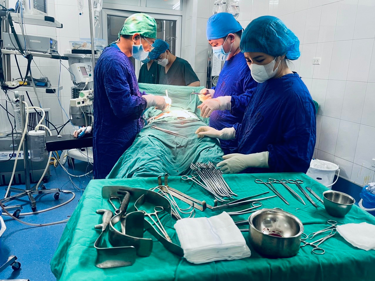 Kíp bác sĩ phẫu thuật cấp cứu bệnh nhân vỡ thai ngoài tử cung. Kíp bác sĩ phẫu thuật cấp cứu bệnh nhân vỡ thai ngoài tử cung.