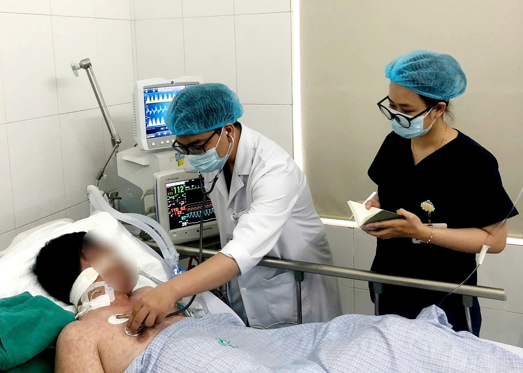 Bệnh nhân mắc sởi nặng đang được điều trị tích cực tại BV Bạch Mai. Bệnh nhân mắc sởi nặng đang được điều trị tích cực tại BV Bạch Mai.