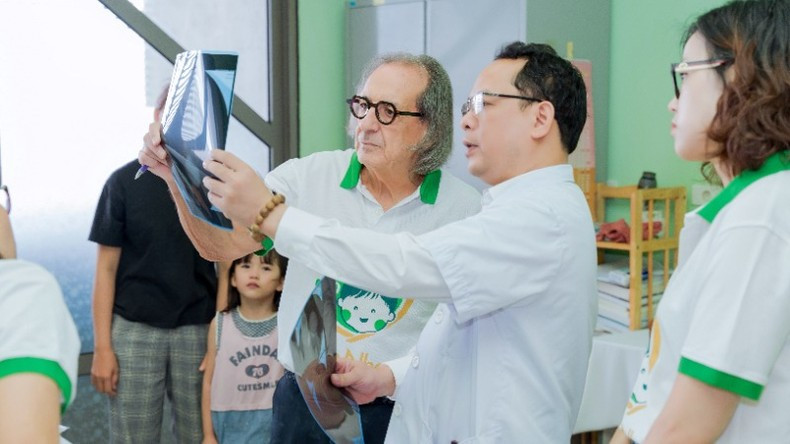 Chuyên gia quốc tế và trong nước hội chẩn cho trẻ có dị tật tại Bệnh viện Nhi Trung ương.