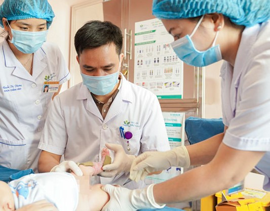 Bác sĩ khám cho trẻ bị bệnh li thượng bì, căn bệnh thường khởi phát lúc sơ sinh Bác sĩ khám cho trẻ bị bệnh li thượng bì, căn bệnh thường khởi phát lúc sơ sinh