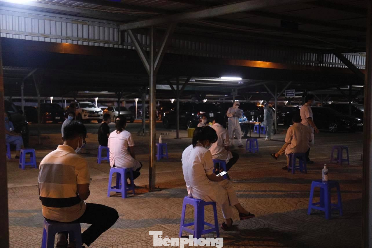 Tối 6/5, Bệnh viện K xét nghiệm sàng lọc COVID-19 cho bệnh nhân, người nhà và nhân viên y tế của Khoa Ngoại gan mật tại cơ sở 3 Tân Triều. Kết quả, có 10 mẫu dương tính, gồm 6 bệnh nhân và 4 người nhà. Hiện Khoa Ngoại gan mật đã được phong tỏa và 3 cơ sở của Bệnh viện K tạm đóng cửa.